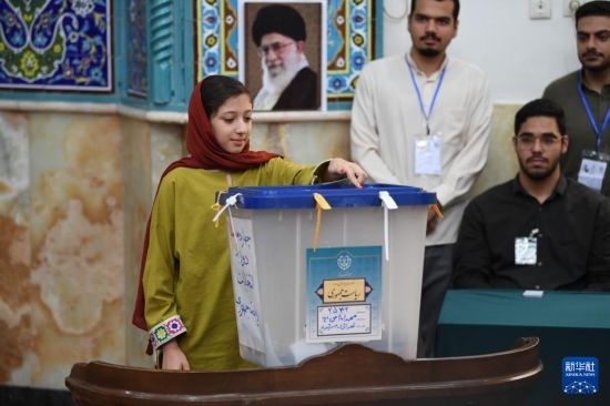 6月28日，伊朗選民在德黑蘭的一處投票站參加總統(tǒng)選舉投票。新華社記者 沙達(dá)提 攝