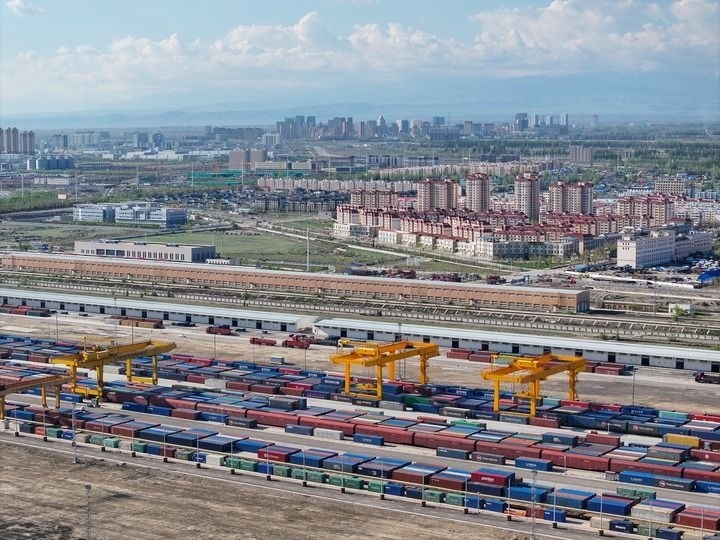 這是2024年4月18日拍攝的霍爾果斯鐵路口岸換裝場（無人機照片）。新華社記者 趙戈 攝