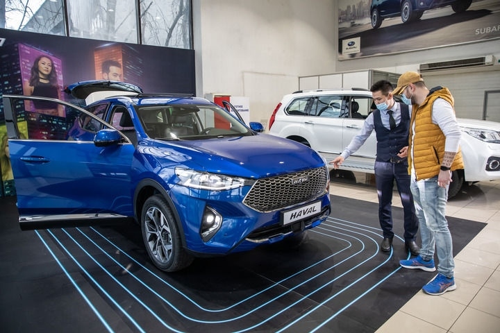 2021年4月1日，銷售人員在哈薩克斯坦阿拉木圖市經(jīng)銷商店向消費者介紹哈弗汽車。新華社發(fā)（阿斯塔納汽車公司供圖）