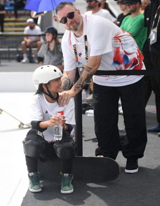 6月20日，鄭好好（左）在比賽間隙與教練互動(dòng)，她在預(yù)賽中最佳成績(jī)?yōu)?2.60分。當(dāng)日，巴黎奧運(yùn)會(huì)資格系列賽布達(dá)佩斯站滑板女子碗池預(yù)賽在布達(dá)佩斯舉行。新華社記者 賀燦鈴 攝