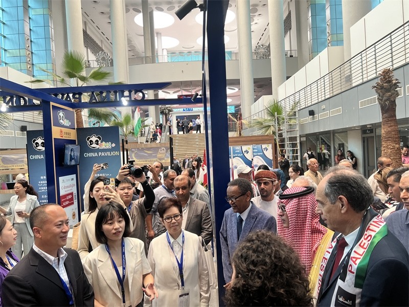 沙特廣播電視局首席執(zhí)行官、阿廣聯(lián)主席穆罕默德（右二）、阿廣聯(lián)秘書長蘇萊曼（右三）等阿拉伯國家嘉賓參觀展臺。主辦方供圖