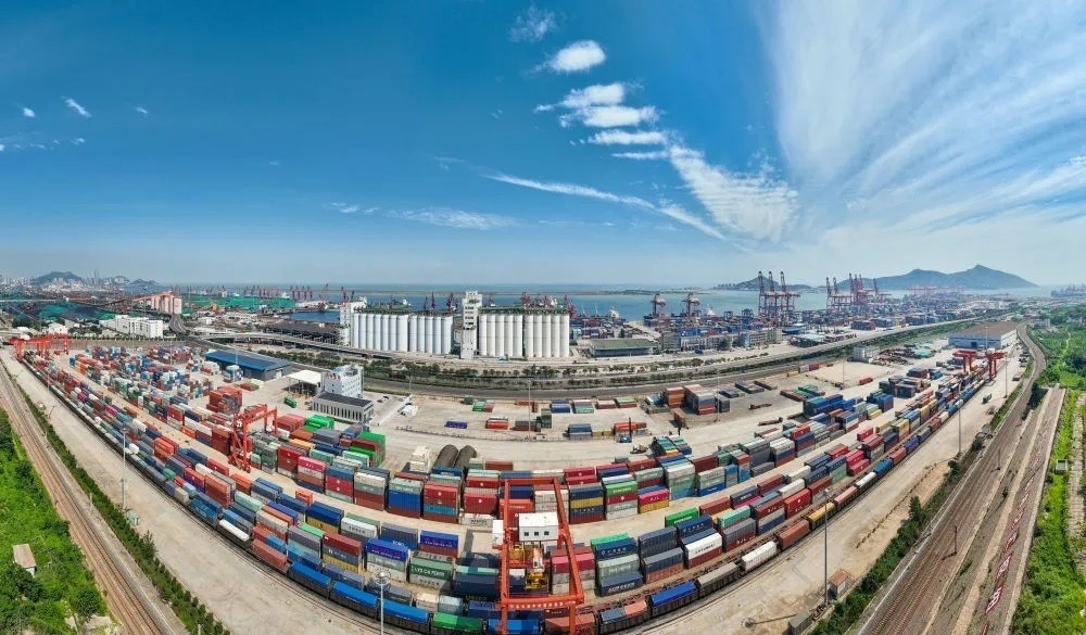 中哈連云港物流合作基地及集裝箱碼頭。（圖源：新華社）