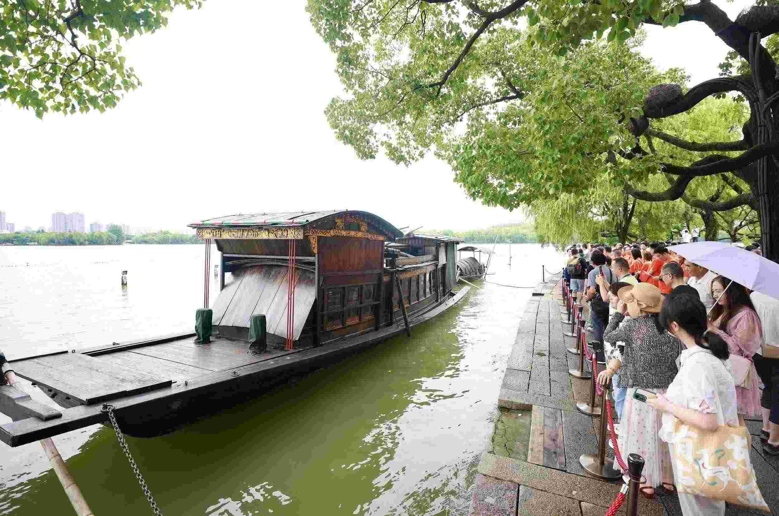 浙江嘉興，游客在南湖景區(qū)湖心島瞻仰紅船，感悟“紅船精神”。（圖片來源：視覺中國）