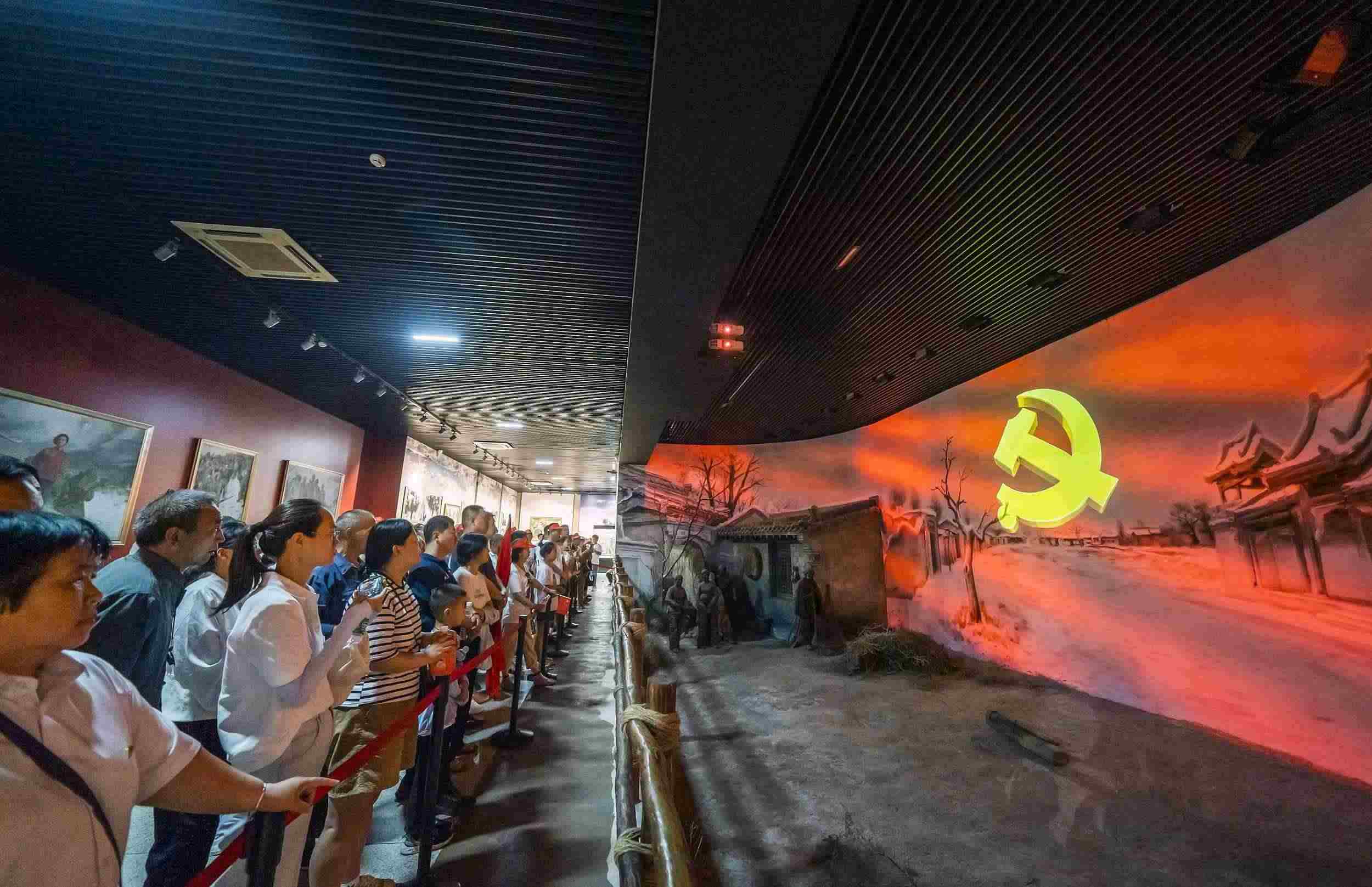 山西呂梁，游客正在文水縣劉胡蘭紀念館參觀。（圖片來源：視覺中國）