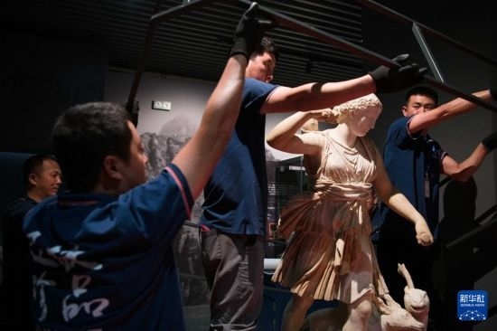 7月2日，工作人員將開箱后的古希臘文物放置在展臺上。新華社記者 張端 攝