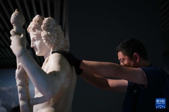 7月2日，工作人員將開箱后的古希臘文物放置在展臺上。新華社記者 張端 攝