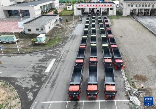 7月2日，車輛在巴克圖口岸辦理通關(guān)手續(xù)（無(wú)人機(jī)照片）。新華社發(fā)（馬丁 攝）