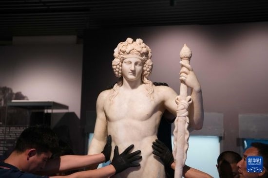 7月2日，工作人員將開箱后的古希臘文物放置在展臺上。新華社記者 張端 攝