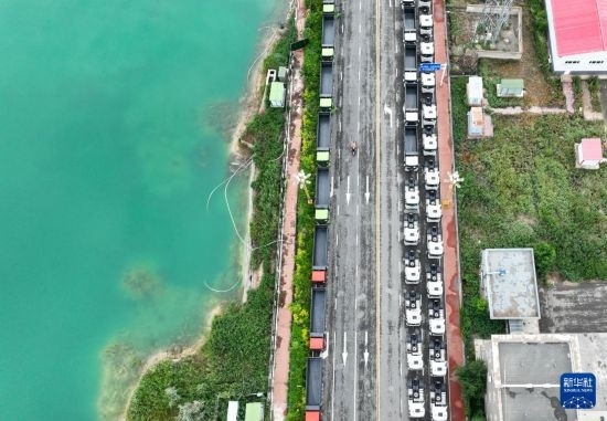 7月2日，車輛在巴克圖口岸有序出境（無(wú)人機(jī)照片）。新華社發(fā)（馬丁 攝）