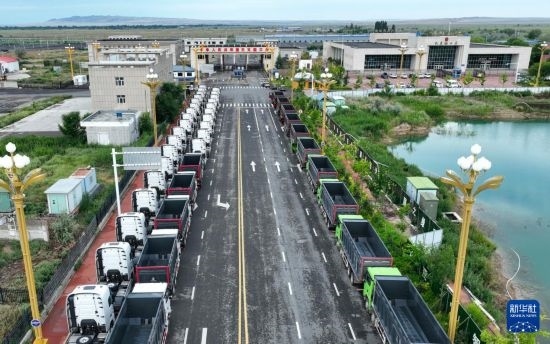 7月2日，車輛在巴克圖口岸有序出境（無(wú)人機(jī)照片）。新華社發(fā)（馬丁 攝）