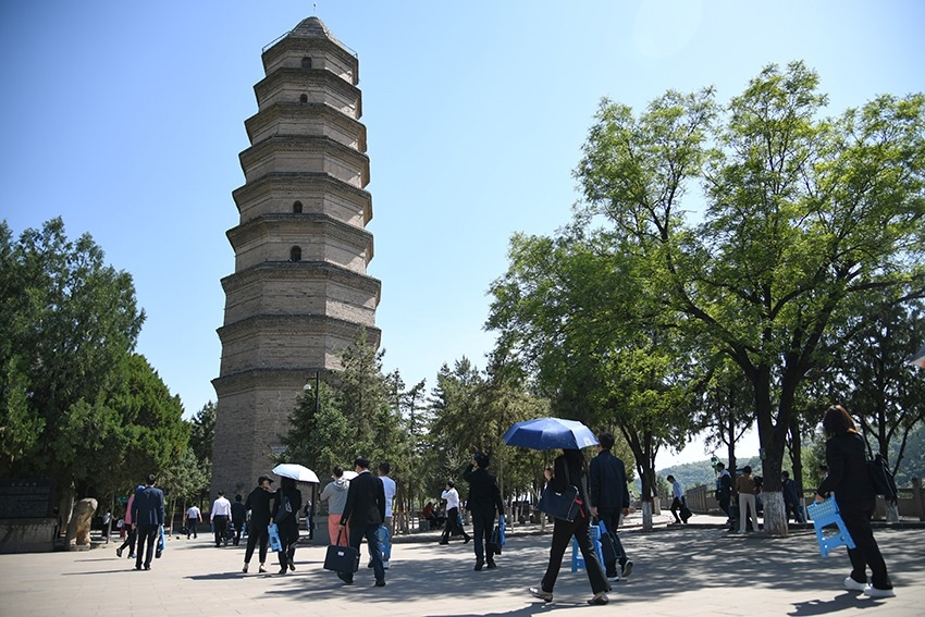 圖為2024年5月7日，游客在延安寶塔山參觀。 新華社記者 張博文 攝