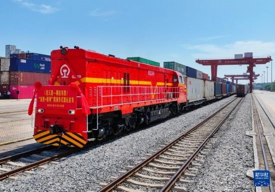 5月29日，在中哈連云港物流合作基地，首列連云港-阿拉木圖“滾裝+班列”跨境多式聯(lián)運(yùn)專列整裝待發(fā)（無人機(jī)照片）。新華社發(fā)（王健民 攝）