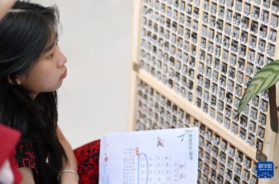 7月3日，外國(guó)學(xué)生在了解中國(guó)的活字印刷。新華社記者 李然 攝