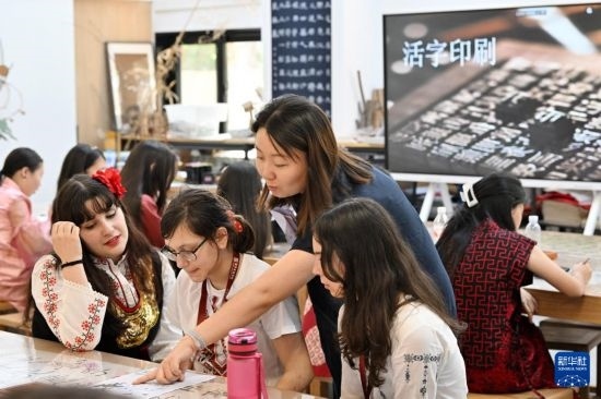 7月3日，外國(guó)學(xué)生在了解中國(guó)文化。新華社記者 李然 攝