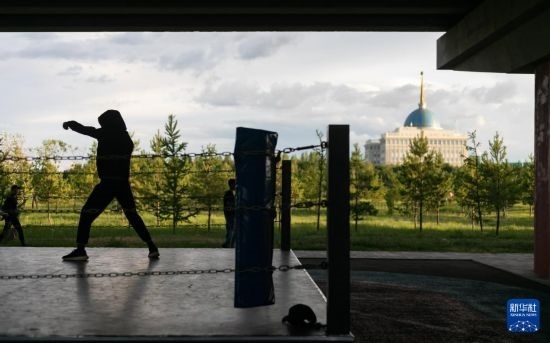 7月2日，在哈薩克斯坦首都阿斯塔納，一名男子在橋下運(yùn)動場練習(xí)拳擊。新華社記者 白雪騏 攝