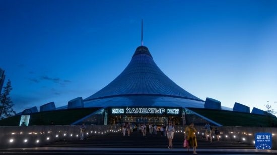 這是7月1日在哈薩克斯坦首都阿斯塔納拍攝的“可汗之帳”購物中心。新華社記者 王建華 攝