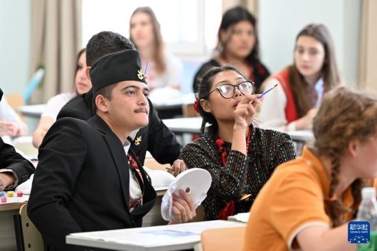 7月3日，外國(guó)學(xué)生在學(xué)習(xí)中國(guó)文化。新華社記者 李然 攝