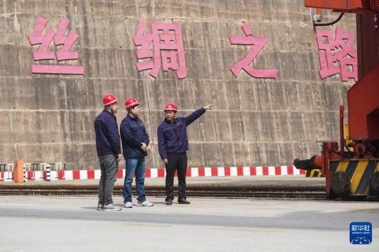 中哈兩國工作人員在中哈連云港物流合作基地交流（2023年5月10日攝）。新華社記者 季春鵬 攝