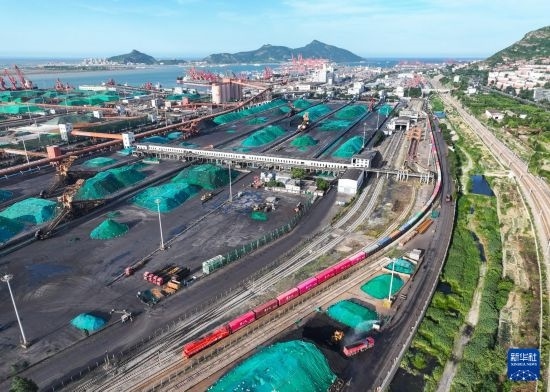 6月26日，“韓國-連云港-中亞”國際多式聯(lián)運(yùn)班列從中哈連云港物流合作基地出發(fā)，駛往哈薩克斯坦、烏茲別克斯坦（無人機(jī)照片）。班列運(yùn)載的55個(gè)大柜此前于6月13日從韓國境內(nèi)發(fā)出，經(jīng)釜山港海運(yùn)抵達(dá)連云港后轉(zhuǎn)由鐵路運(yùn)輸。新華社記者 季春鵬 攝