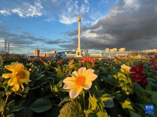 這是7月2日拍攝的哈薩克斯坦首都阿斯塔納獨(dú)立廣場。新華社記者 岳月偉 攝