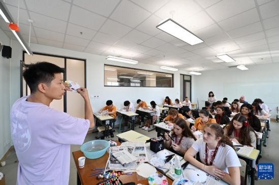 7月3日，外國(guó)學(xué)生在學(xué)習(xí)繪制京劇臉譜。新華社記者 李然 攝