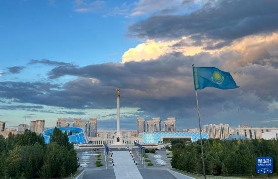 這是7月2日拍攝的哈薩克斯坦首都阿斯塔納獨(dú)立廣場。新華社記者 岳月偉 攝