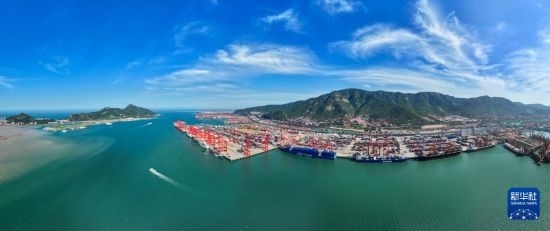 6月26日，貨輪?？吭谶B云港港集裝箱碼頭（無人機(jī)照片）。新華社記者 季春鵬 攝