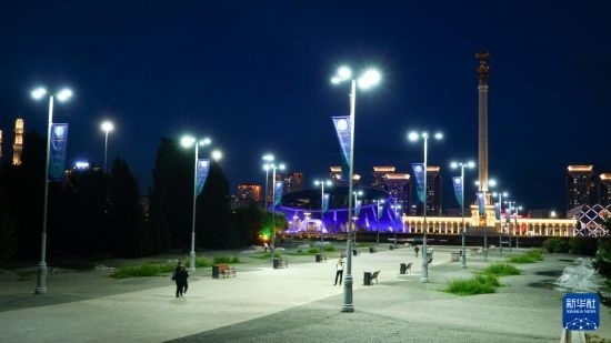 這是7月2日在哈薩克斯坦首都阿斯塔納拍攝的獨立廣場上的紀念柱（右后）。新華社記者 王建華 攝