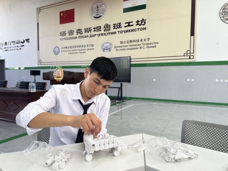 在塔吉克斯坦魯班工坊內(nèi)，學(xué)員正在操作能力源創(chuàng)新套件。本報記者 屈佩 攝