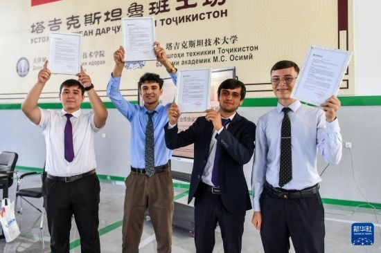 7月3日，在塔吉克斯坦首都杜尚別，魯班工坊赴華留學(xué)生展示錄取通知書。新華社記者 曹陽 攝