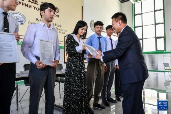 7月3日，在塔吉克斯坦首都杜尚別，天津城市建設(shè)管理職業(yè)技術(shù)學(xué)院的負(fù)責(zé)人為魯班工坊赴華留學(xué)生頒發(fā)錄取通知書。新華社記者 曹陽 攝