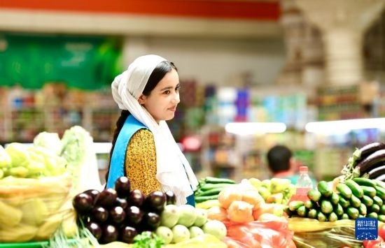 這是7月3日在塔吉克斯坦首都杜尚別大巴扎內(nèi)拍攝的營業(yè)者。新華社記者 姚大偉 攝