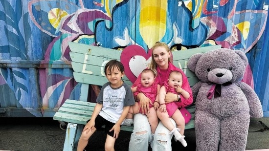 娜塔利亞·莫伊塞耶娃和三個孩子在江蘇宜興。