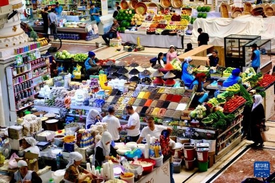 這是6月13日在塔吉克斯坦首都杜尚別拍攝的大巴扎內(nèi)景。新華社記者 鄭開君 攝