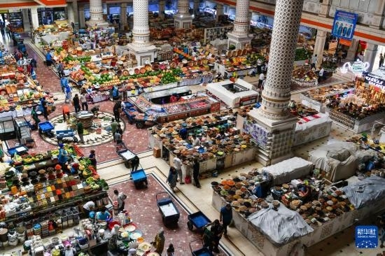 這是6月27日在塔吉克斯坦首都杜尚別拍攝的大巴扎內(nèi)景。新華社記者 曹陽 攝