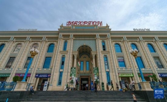 這是7月1日在塔吉克斯坦首都杜尚別拍攝的大巴扎外景。新華社記者 周荻瀟 攝