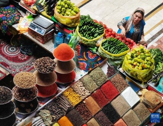 這是7月3日在塔吉克斯坦首都杜尚別拍攝的大巴扎內(nèi)景。新華社記者 燕雁 攝