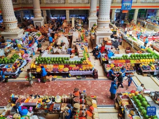 這是7月3日在塔吉克斯坦首都杜尚別拍攝的大巴扎內(nèi)景。新華社記者 燕雁 攝