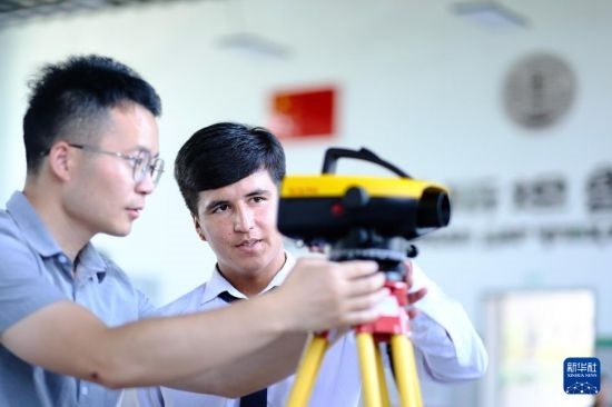 6月14日，在塔吉克斯坦首都杜尚別的魯班工坊，來自天津城市建設(shè)管理職業(yè)技術(shù)學(xué)院的老師（左）指導(dǎo)學(xué)生。新華社記者 鄭開君 攝