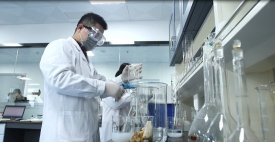 中國(guó)科學(xué)院贛江創(chuàng)新研究院科研人員在做實(shí)驗(yàn)。