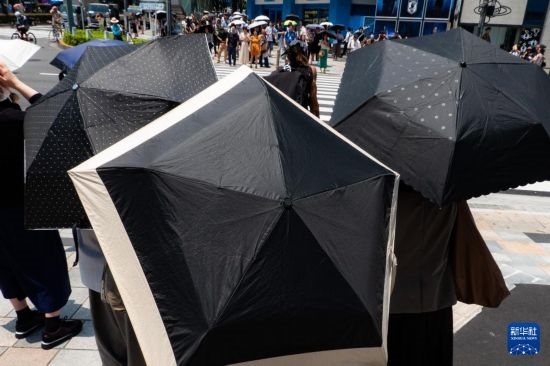 7月4日，人們在日本東京原宿的街道上等待紅綠燈。新華社記者 張笑宇 攝