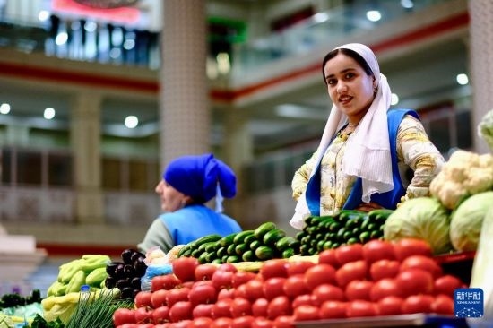 這是6月13日在塔吉克斯坦首都杜尚別大巴扎內(nèi)拍攝的營業(yè)者。新華社記者 鄭開君 攝