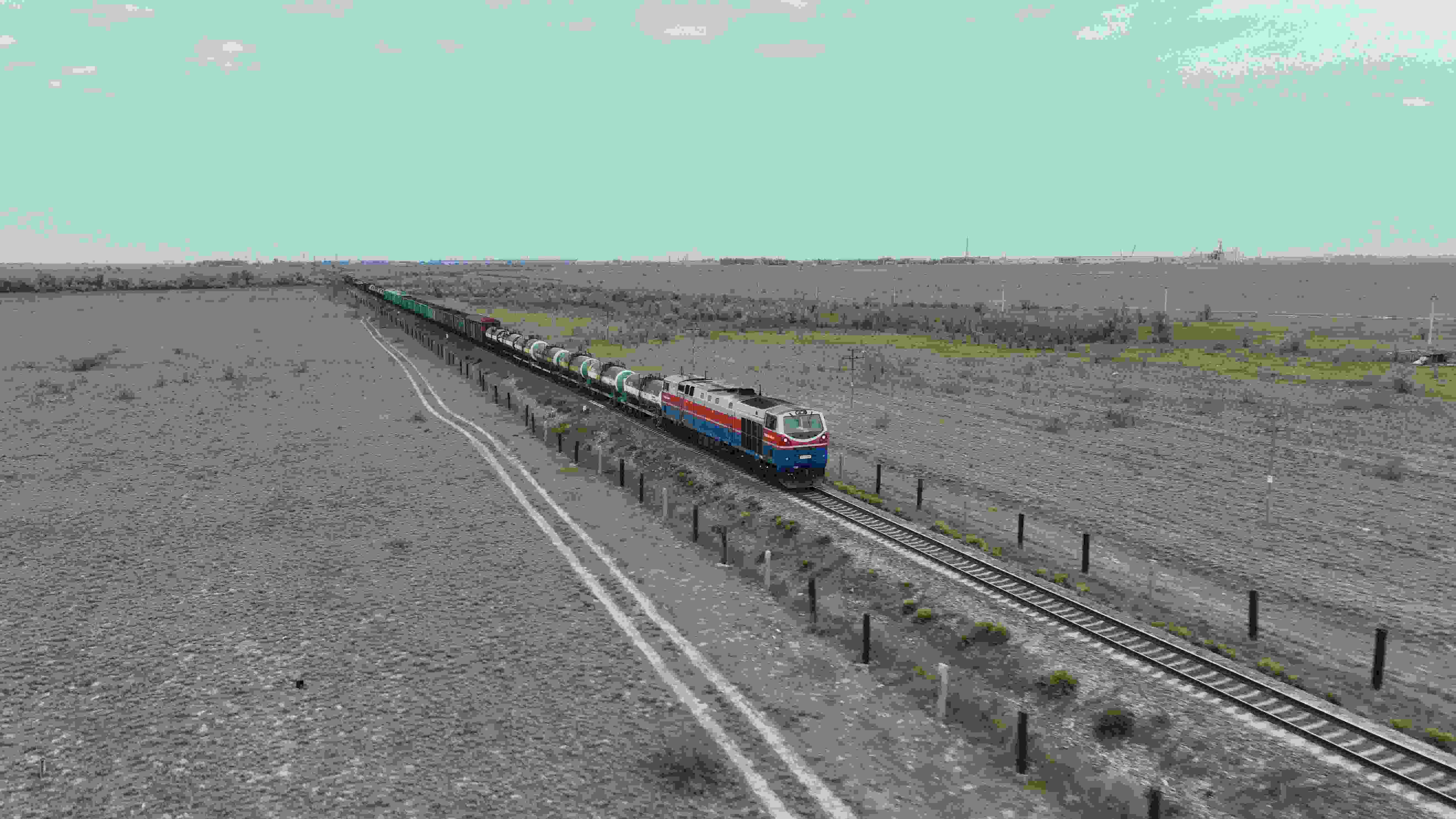 △ 2023年5月12日，在哈薩克斯坦阿拉木圖附近，貨運列車馳騁于阿拉木圖與中國霍爾果斯間（無人機照片）。