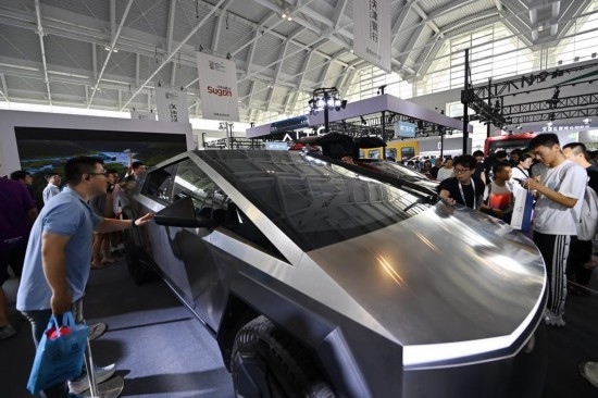 在天津舉行的2024世界智能產(chǎn)業(yè)博覽會(huì)上，觀眾在特斯拉展臺(tái)參觀（6月22日攝）。新華社記者 李然 攝