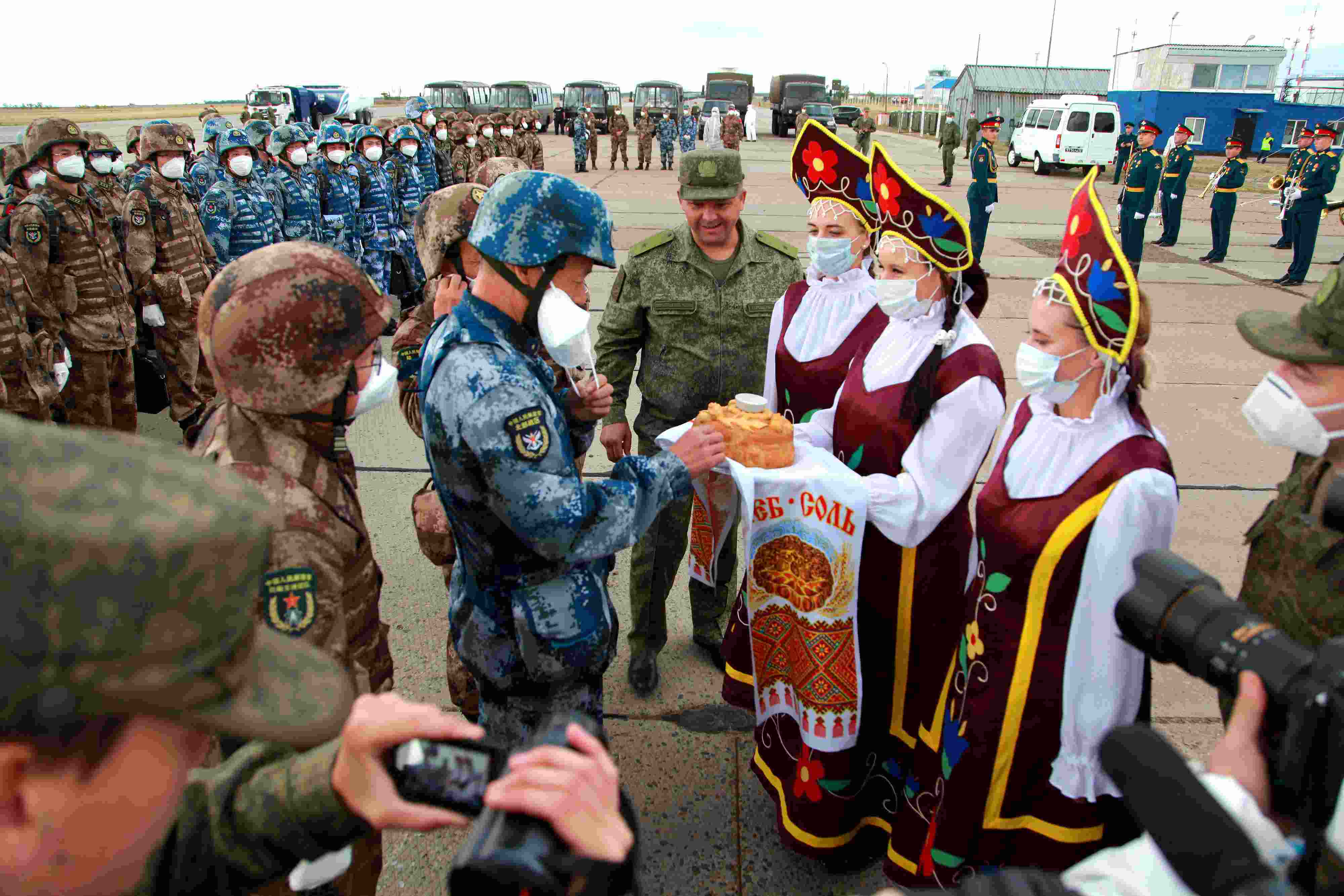 當(dāng)?shù)貢r(shí)間2021年9月10日，跨境參加“和平使命-2021”上海合作組織成員國(guó)聯(lián)合反恐軍演的中方部隊(duì)導(dǎo)演部抵達(dá)俄羅斯奧倫堡“東古茲”靶場(chǎng)演習(xí)地域。圖為俄方人員為中方人員舉行歡迎儀式。