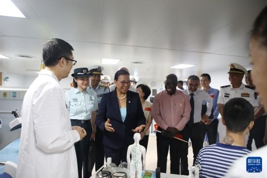 7月5日，塞舌爾衛(wèi)生部長(zhǎng)維多在中國(guó)海軍“和平方舟”號(hào)醫(yī)院船上參觀中醫(yī)診室。新華社發(fā)（劉志磊 攝）