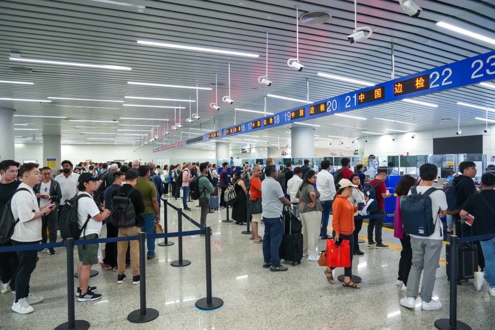 7月4日，白云邊檢站旅客通關(guān)現(xiàn)場(chǎng)。（白云邊檢站供圖）