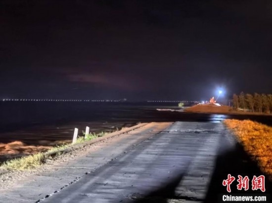  7月6日凌晨，湖南岳陽華容縣團洲垸洞庭湖一線堤防決口現(xiàn)場。中新社記者 白祖偕 攝