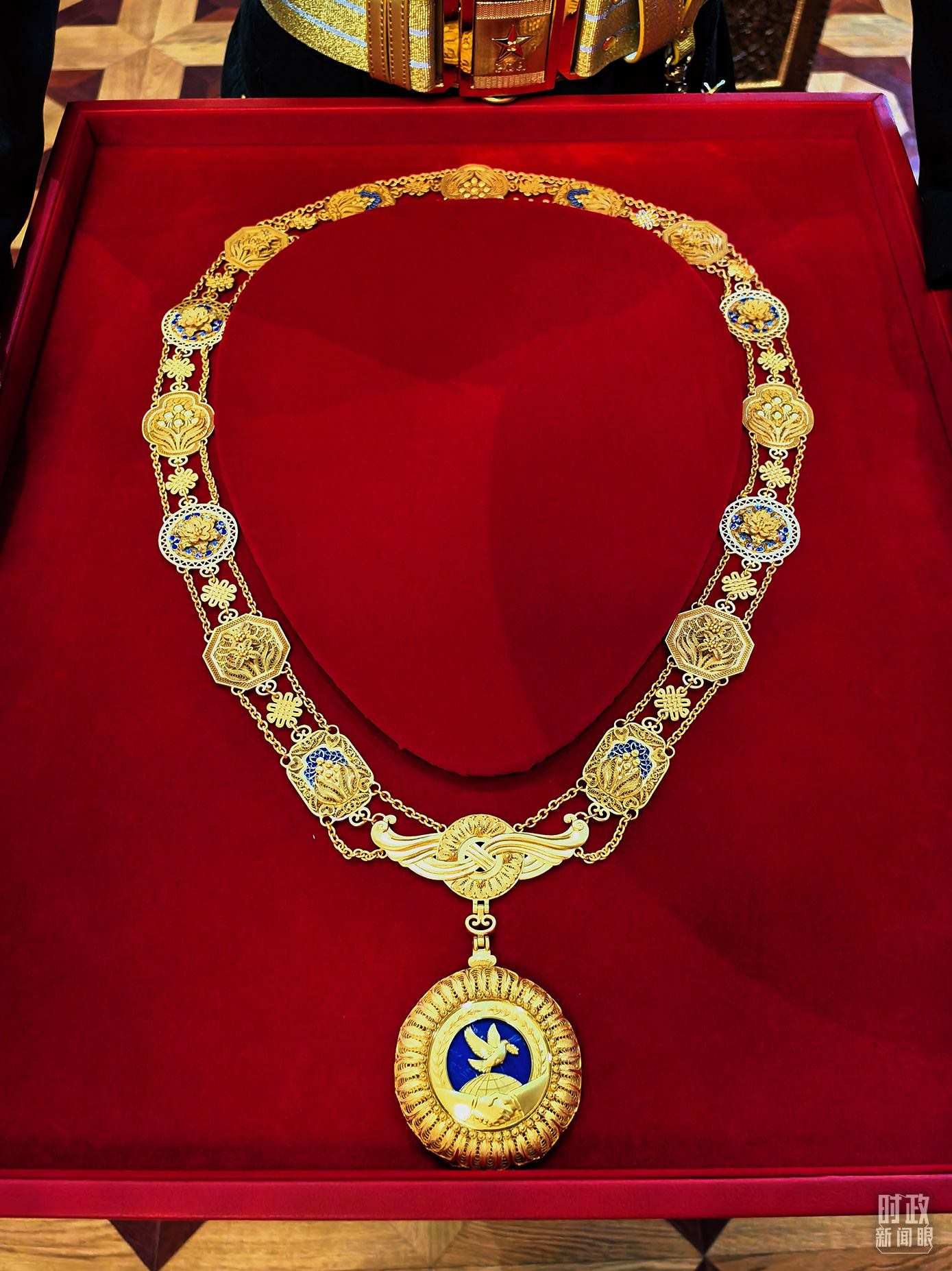 △中華人民共和國(guó)“友誼勛章”。（總臺(tái)央視記者范學(xué)禹拍攝）