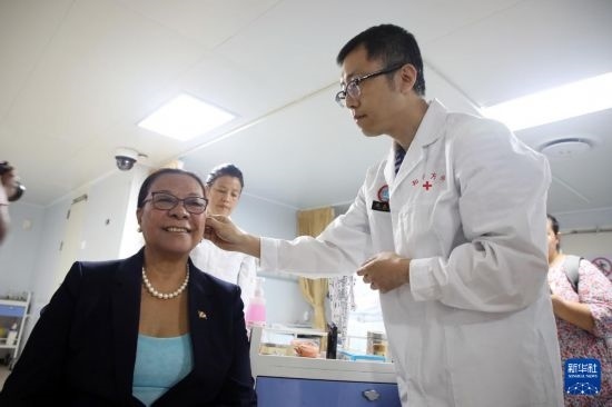 7月5日，塞舌爾衛(wèi)生部長(zhǎng)維多在中國(guó)海軍“和平方舟”號(hào)醫(yī)院船上體驗(yàn)中醫(yī)。新華社發(fā)（劉志磊 攝）